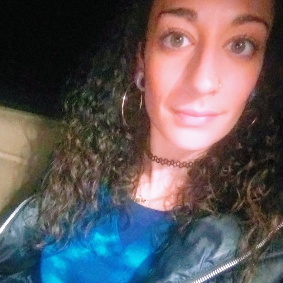 Meet your Poshers, Jimmy and Melanie - Picture 3 of 8